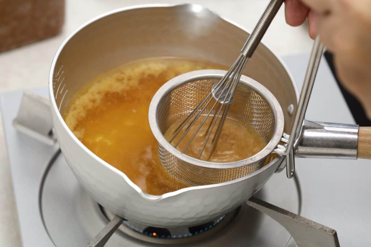 How to make Japanese miso soup. Dissolve miso with a strainer.