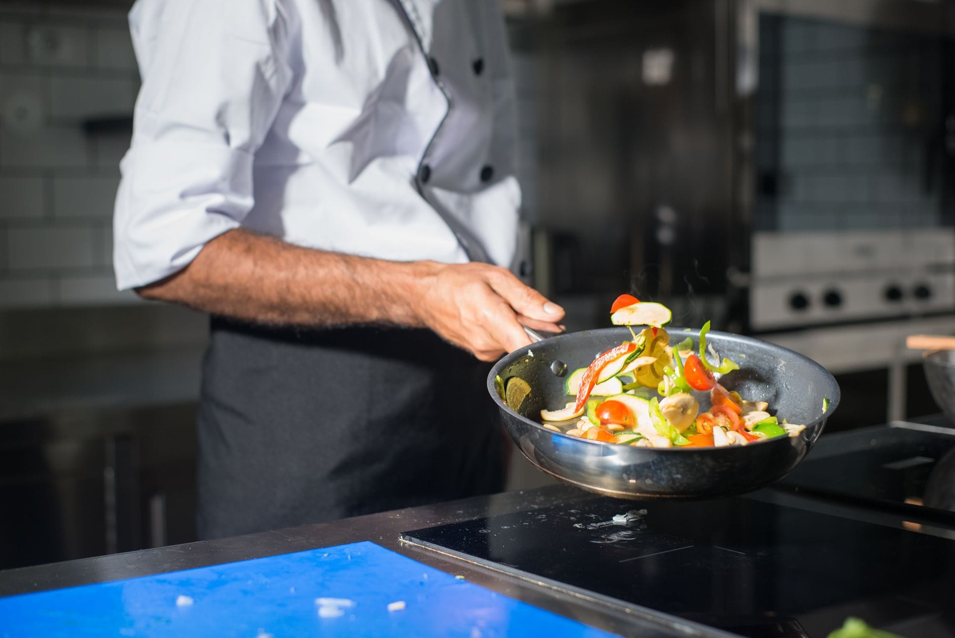 Mieux cuisiner en apprenant à goûter : les gestes qui changent vraiment une assiette