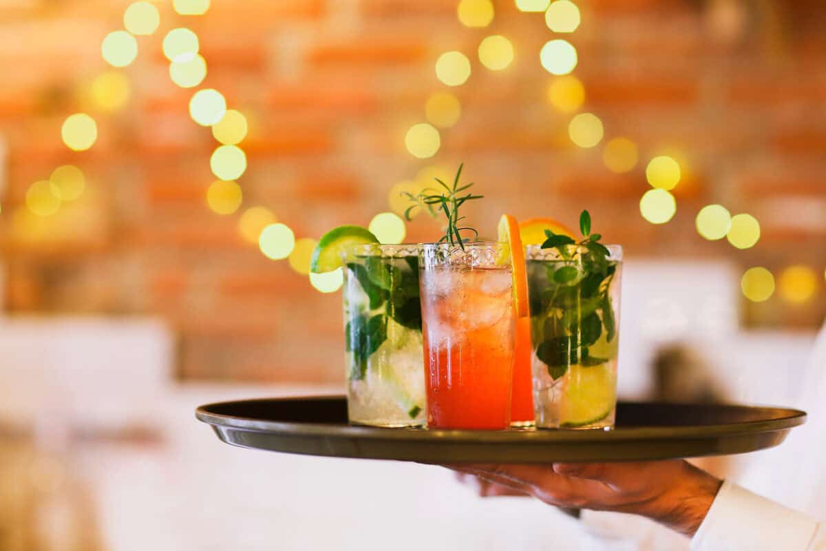 Deux verres à cocktail sur un plateau au bar
