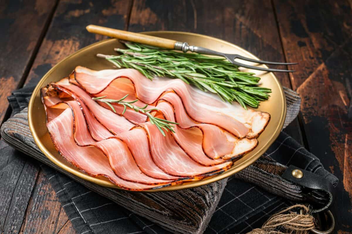 Jambon de la Forêt-Noire avec du romarin. Fond en bois. Vue de dessus