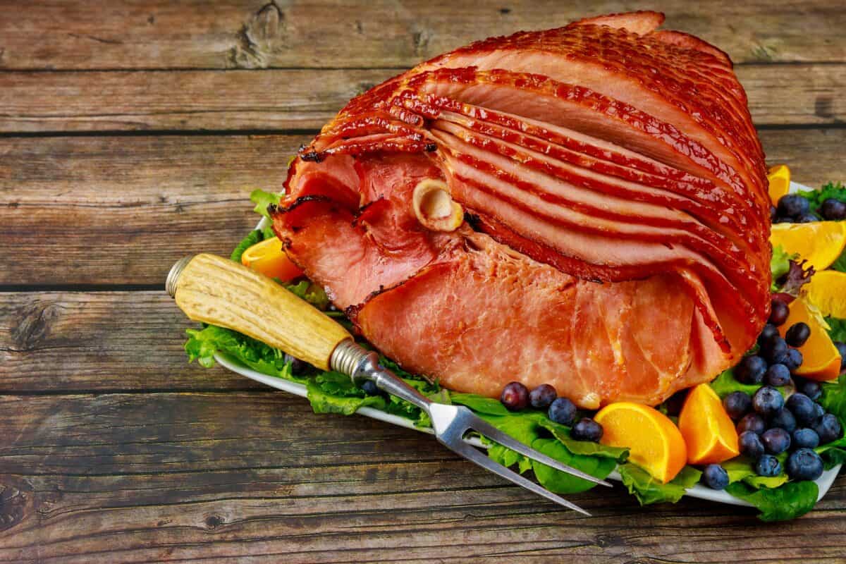 Jambon de porc entier avec fruits frais. Aliments sains.