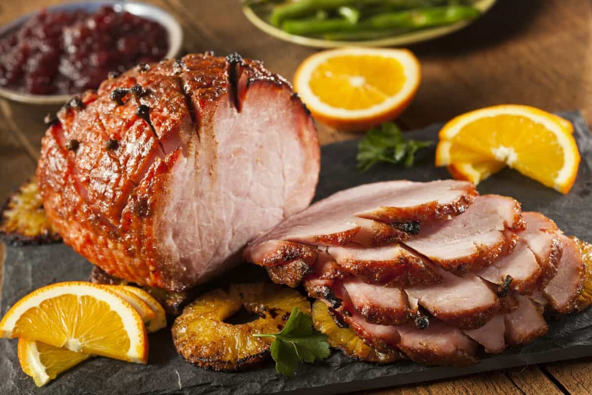 Jambon traditionnel glacé au miel en tranches