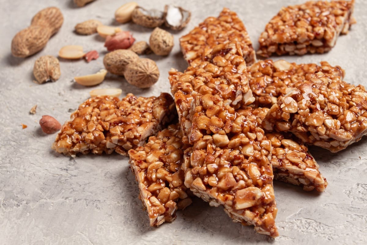 kozinaki aux cacahuètes, dessert, gozinaki, cuisine traditionnelle géorgienne, personne,