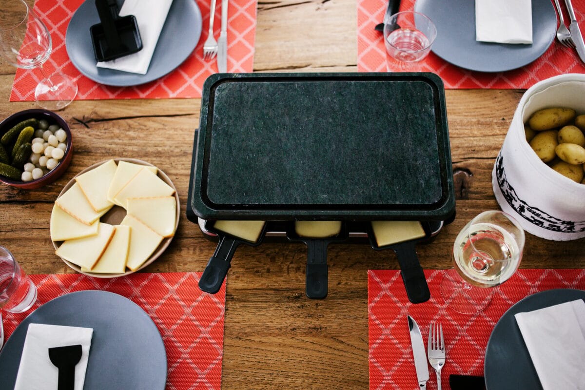 La raclette suisse est un plat traditionnel de la Suisse en automne et en hiver.