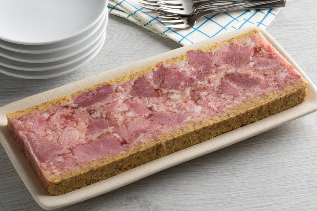 La viande de bœuf belge traditionnelle, le fromage de tête sur une assiette