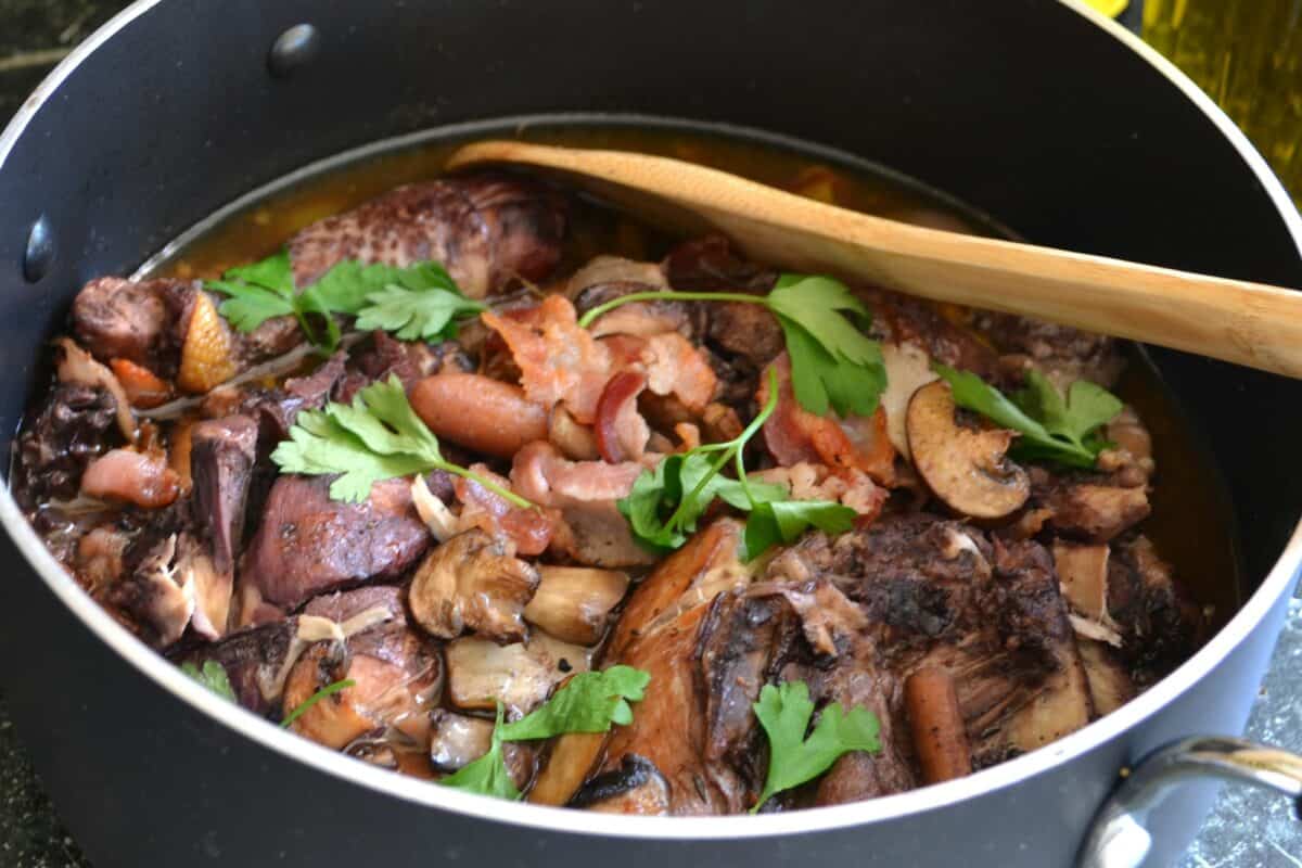 Le coq au vin est un plat français composé de poulet braisé avec du vin, des lardons, des champignons et éventuellement de l'ail.