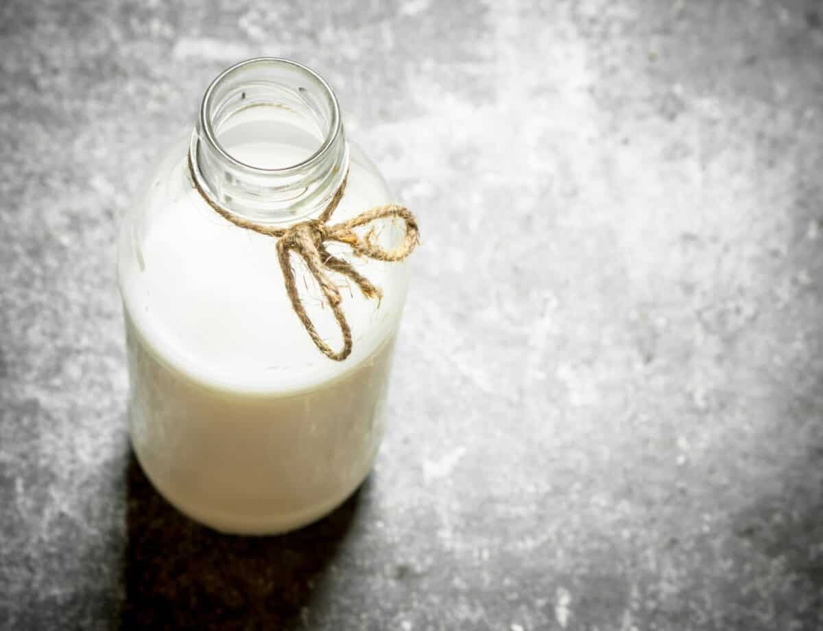 Le lait dans la bouteille.