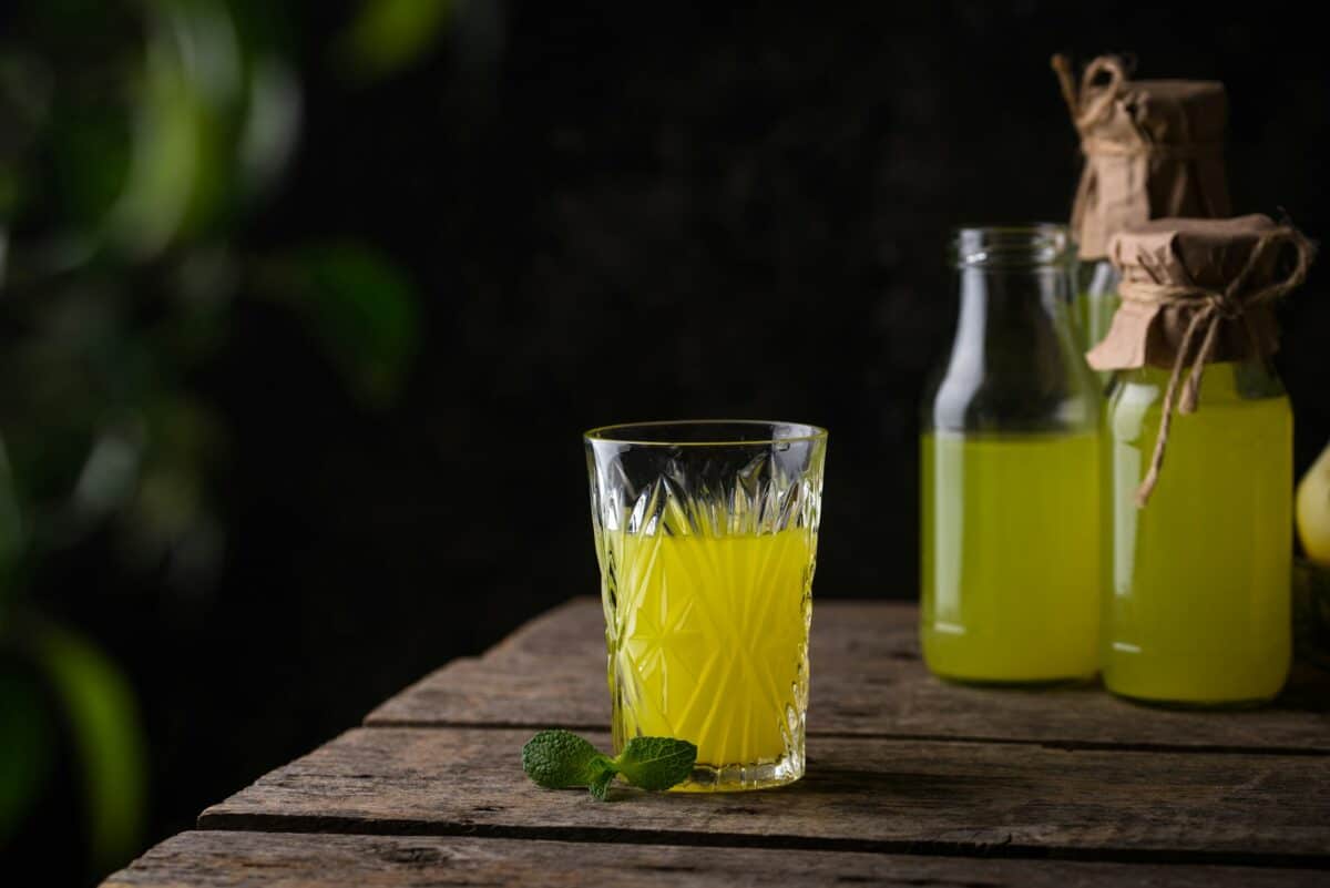 Limoncello italien traditionnel ou liqueur de citron