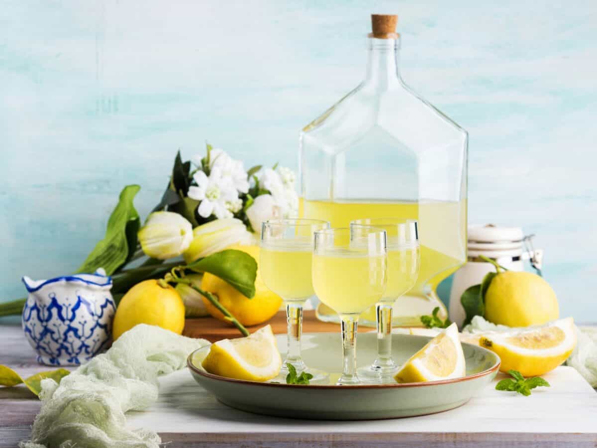 Limoncello maison dans des verres à pied