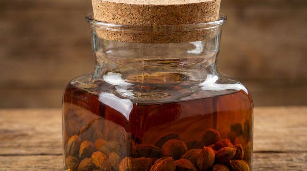 Liqueur de noyaux d'abricots