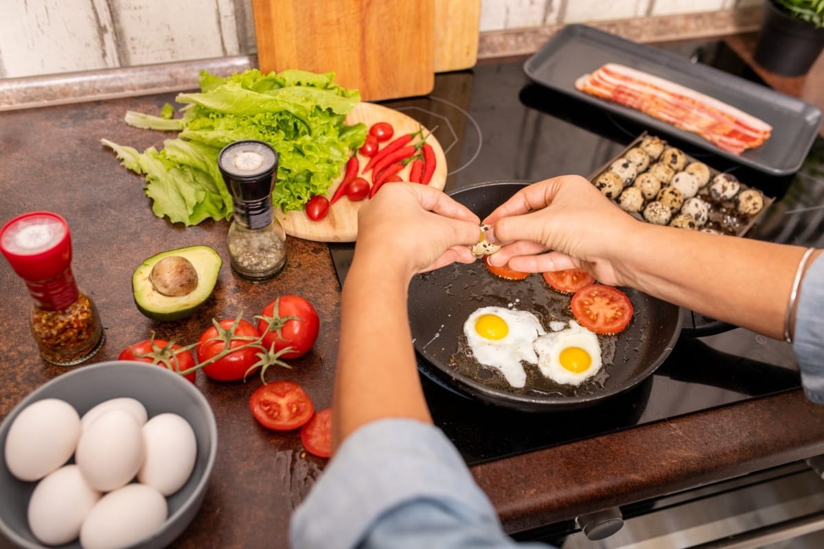 Oeufs de caille frais sur une poêle à frire