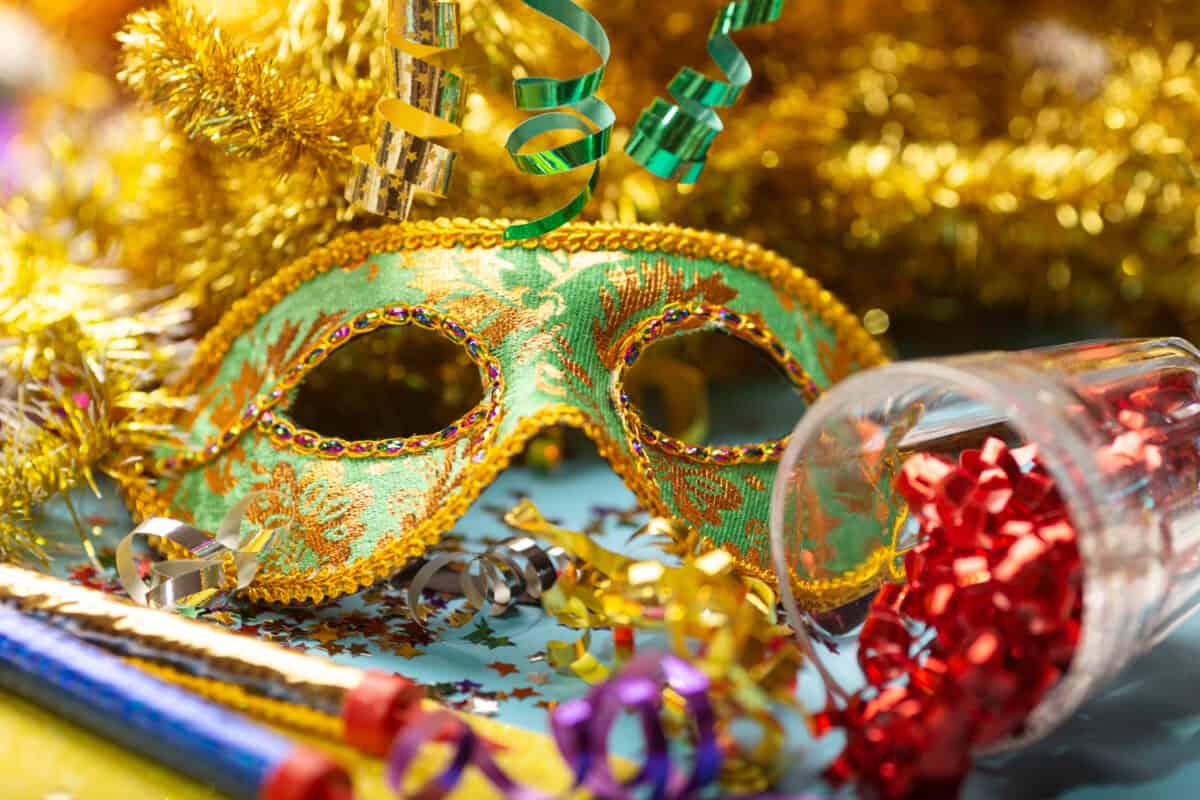 Carnaval, masque et confettis.