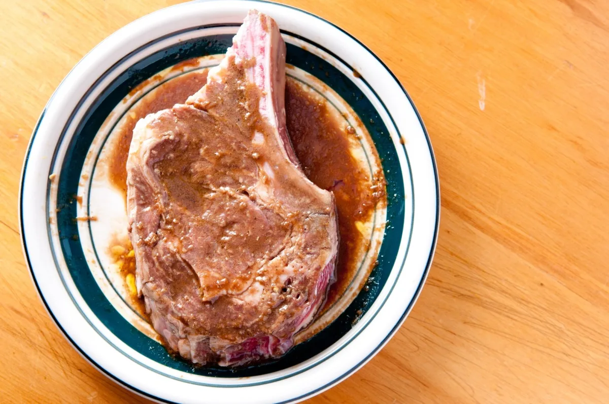 marinade de l'entrecôte avant grillade