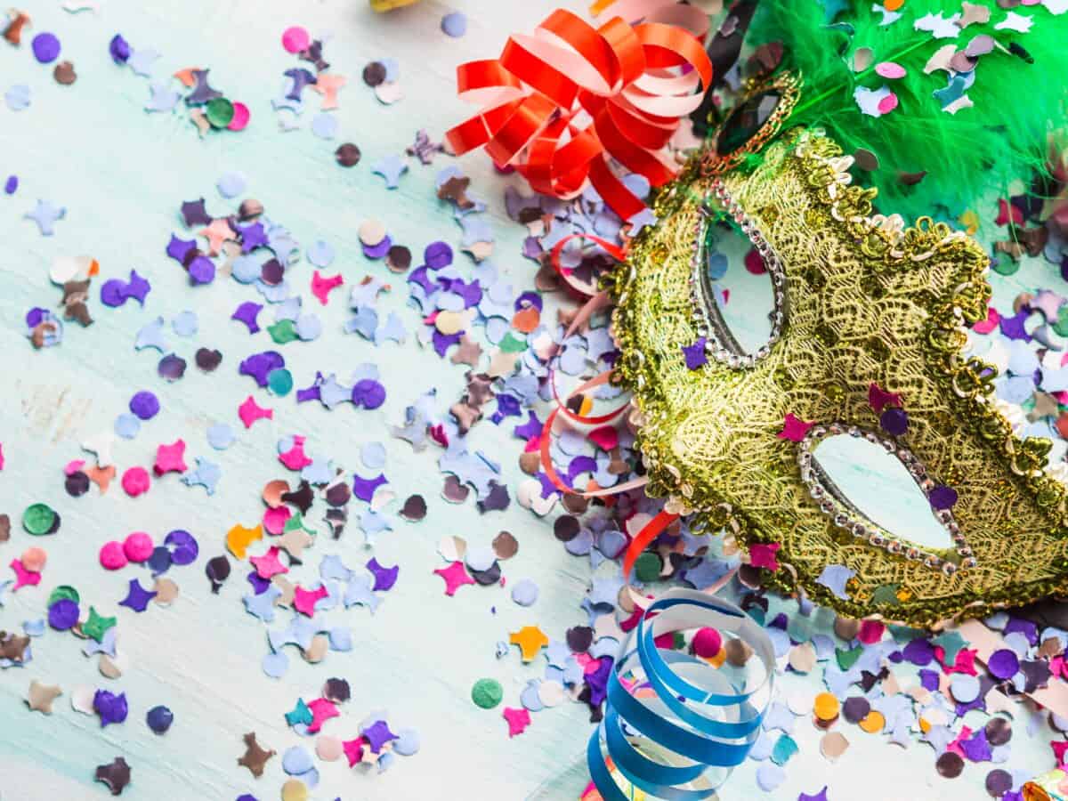Masque de carnaval et décor de fête, confettis