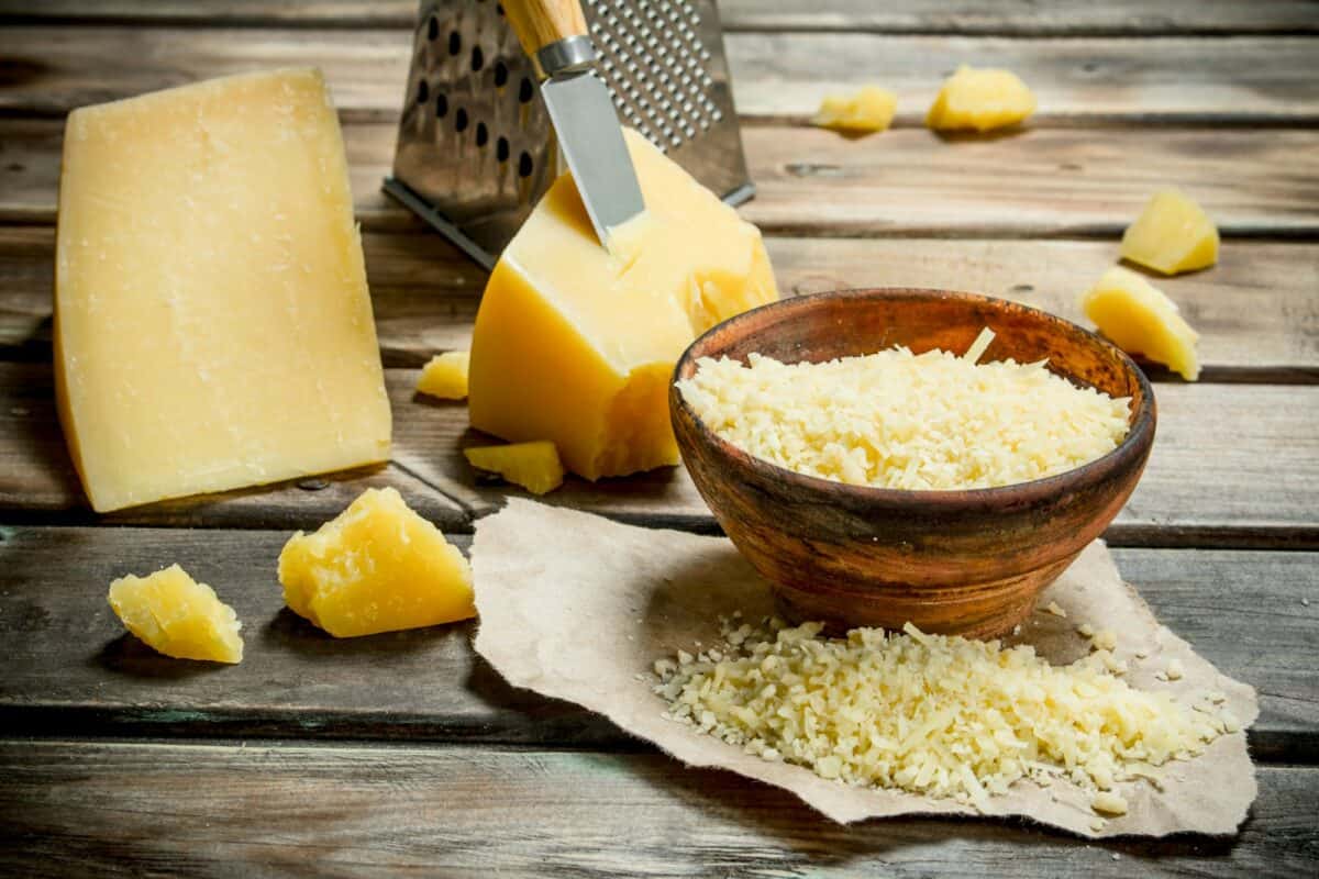 Mettre le parmesan râpé dans le bol.