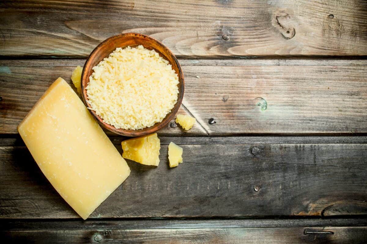 Mettre le parmesan râpé dans le bol.