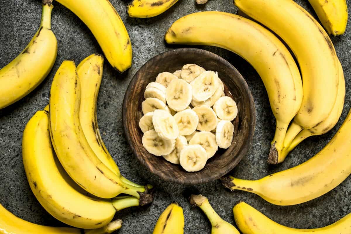 Mettre les bananes coupées en tranches dans un bol.