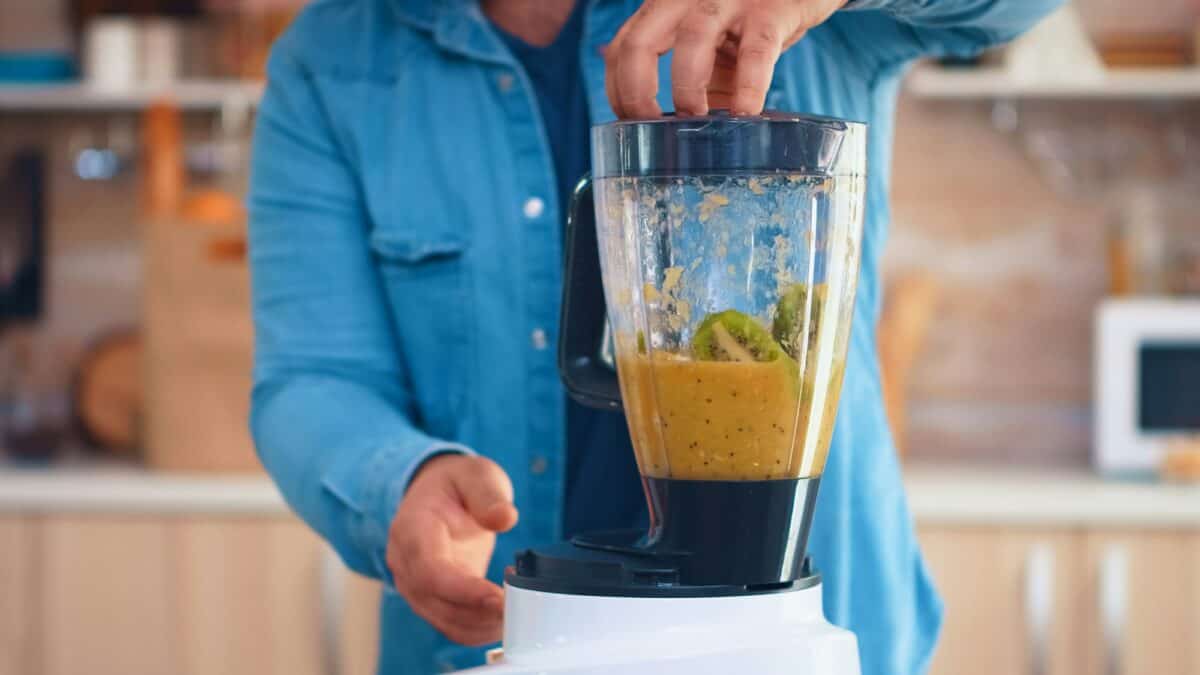 Mixer des fruits au blender