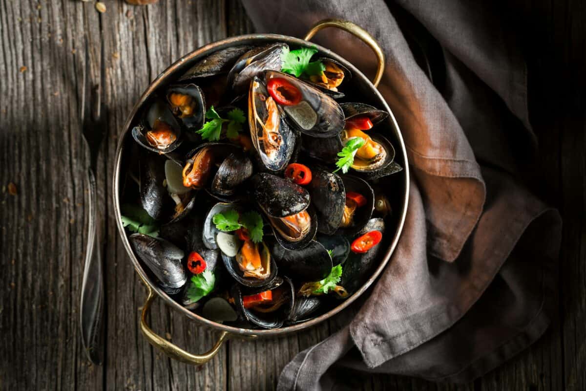 Moules savoureuses et fraîches servies avec du pain complet