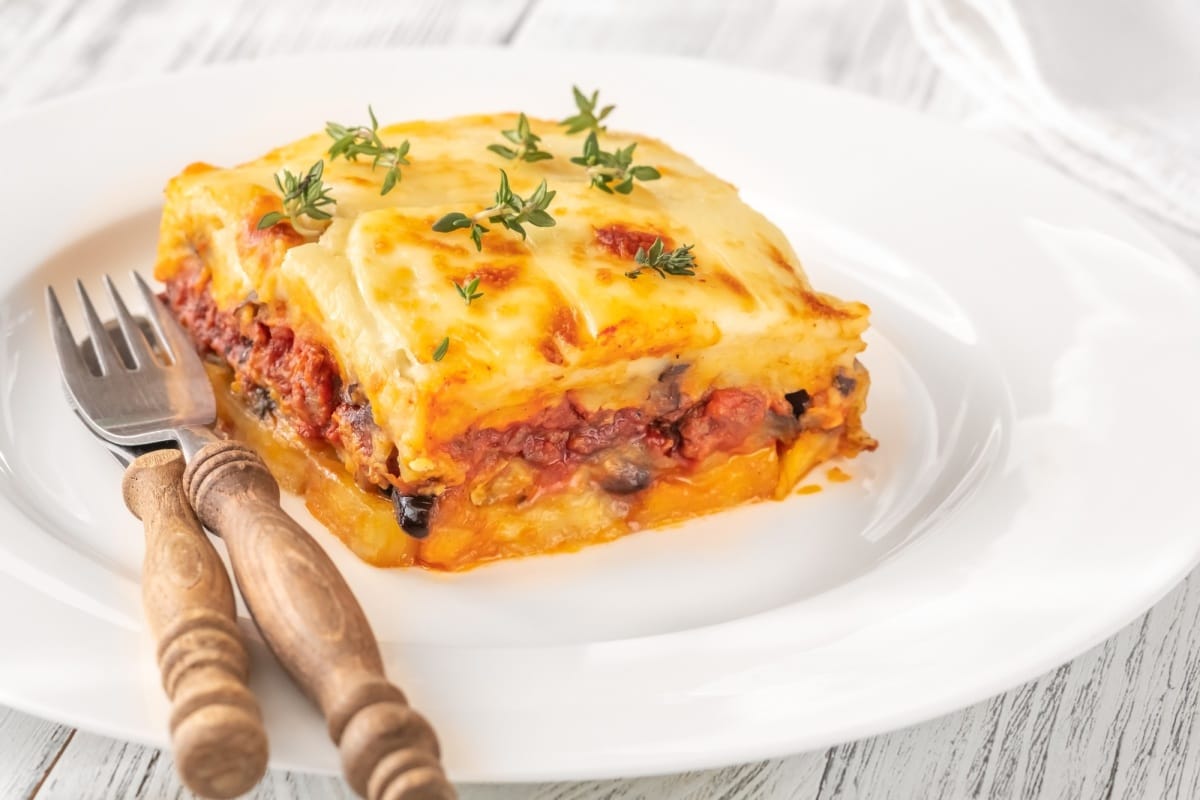 Moussaka. Plat à base d'aubergines et de pommes de terre