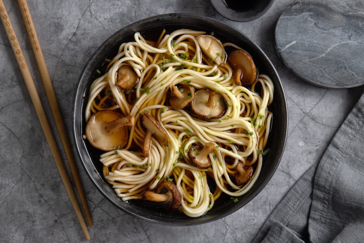 Champignons shiitake avec soupe de nouilles