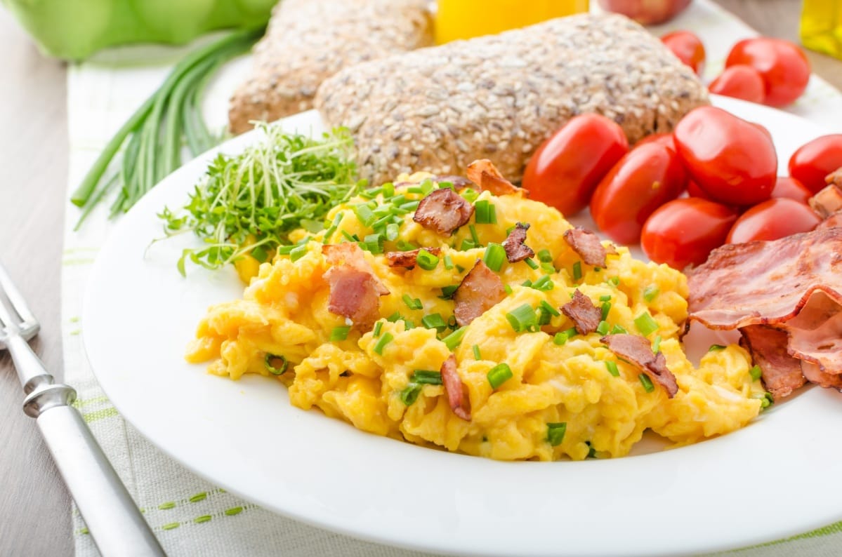 Œufs brouillés avec bacon