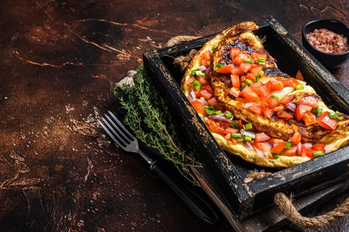 Omelette aux œufs brouillés avec tomates, poivrons rouges et oignons.