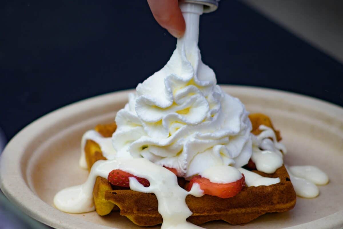Découverte de l'histoire fascinante de la crème Chantilly : entre mythe et réalité