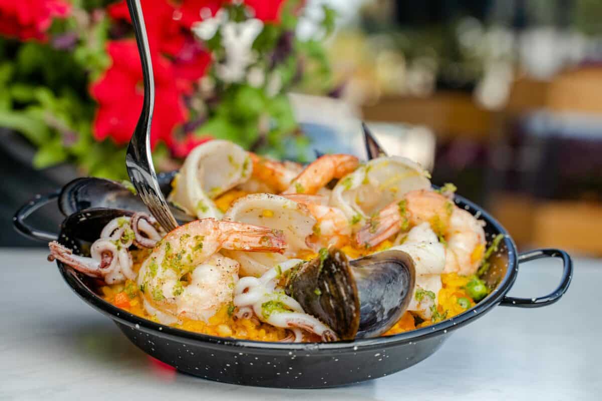 Découverte et histoire : plongée dans les origines de la paella