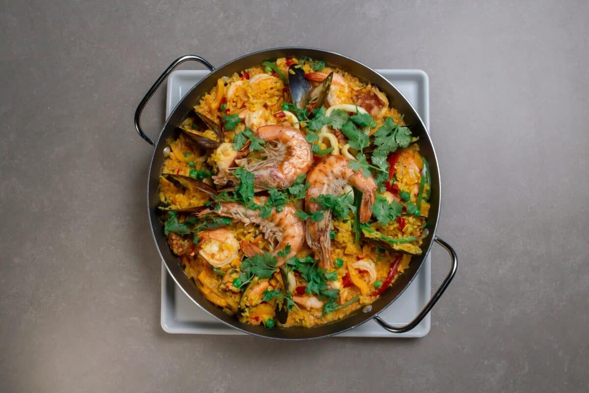 Découverte et histoire : plongée dans les origines de la paella