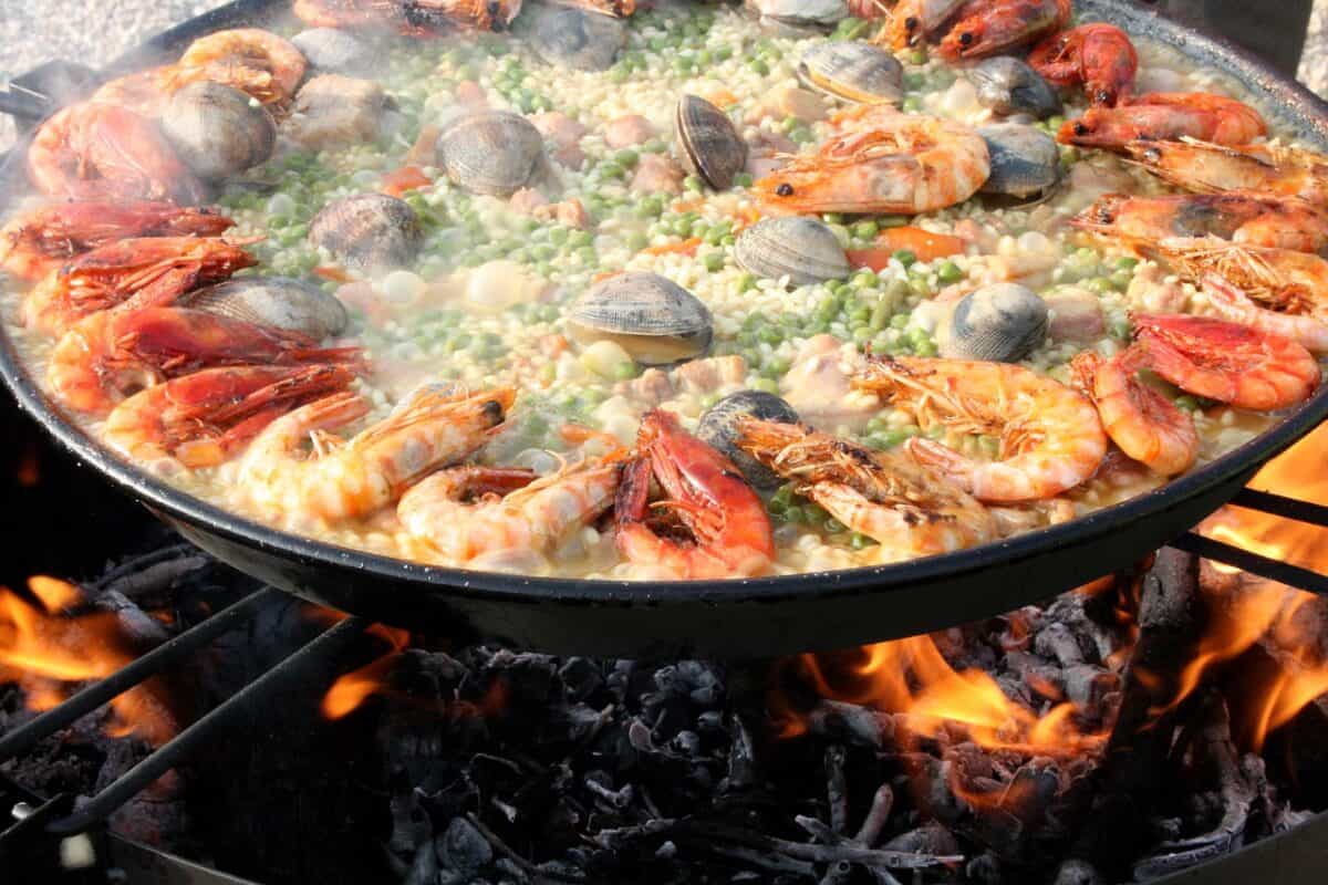 Découverte et histoire : plongée dans les origines de la paella