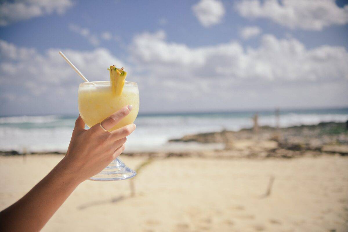 Découvrez l’origine fascinante de la Piña Colada : entre histoire et légendes