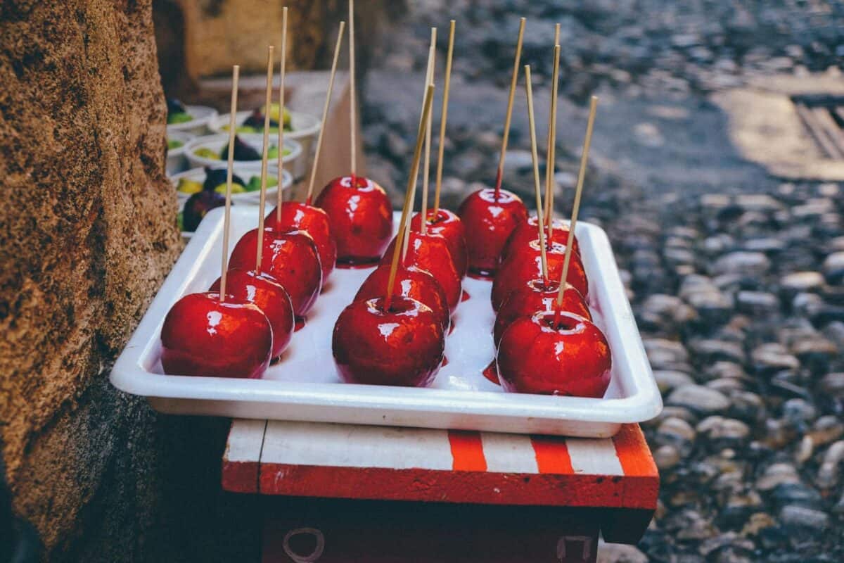 Découvrez l'histoire fascinante de la pomme d'amour : des origines à aujourd'hui