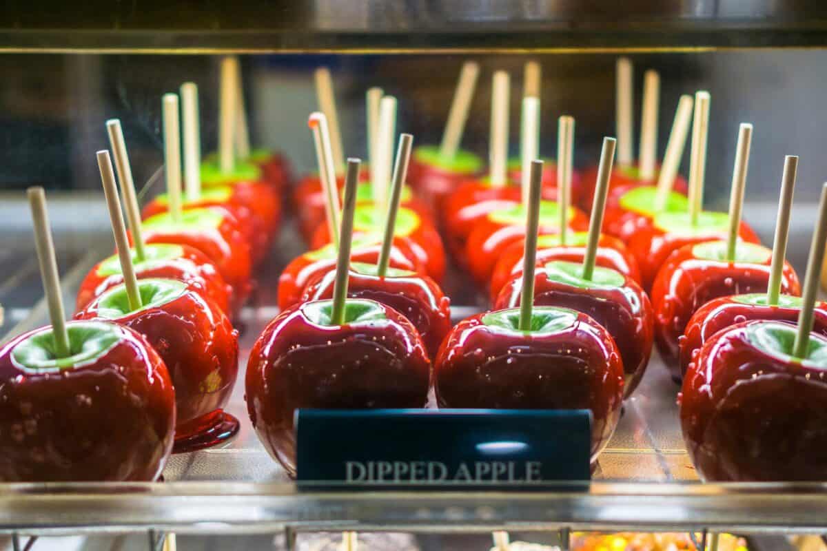 Découvrez l'histoire fascinante de la pomme d'amour : des origines à aujourd'hui