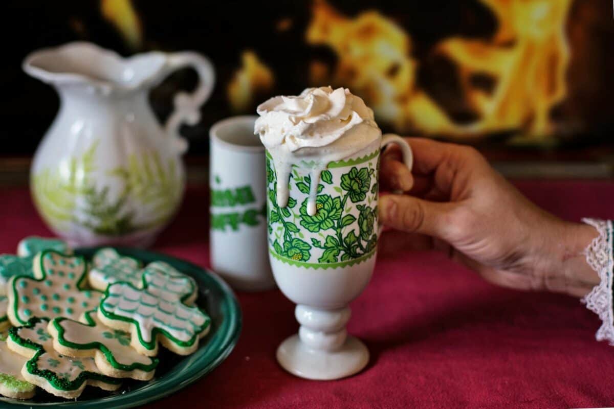 Découvrez l’histoire fascinante de l’Irish Coffee : origines et tradition du célèbre cocktail