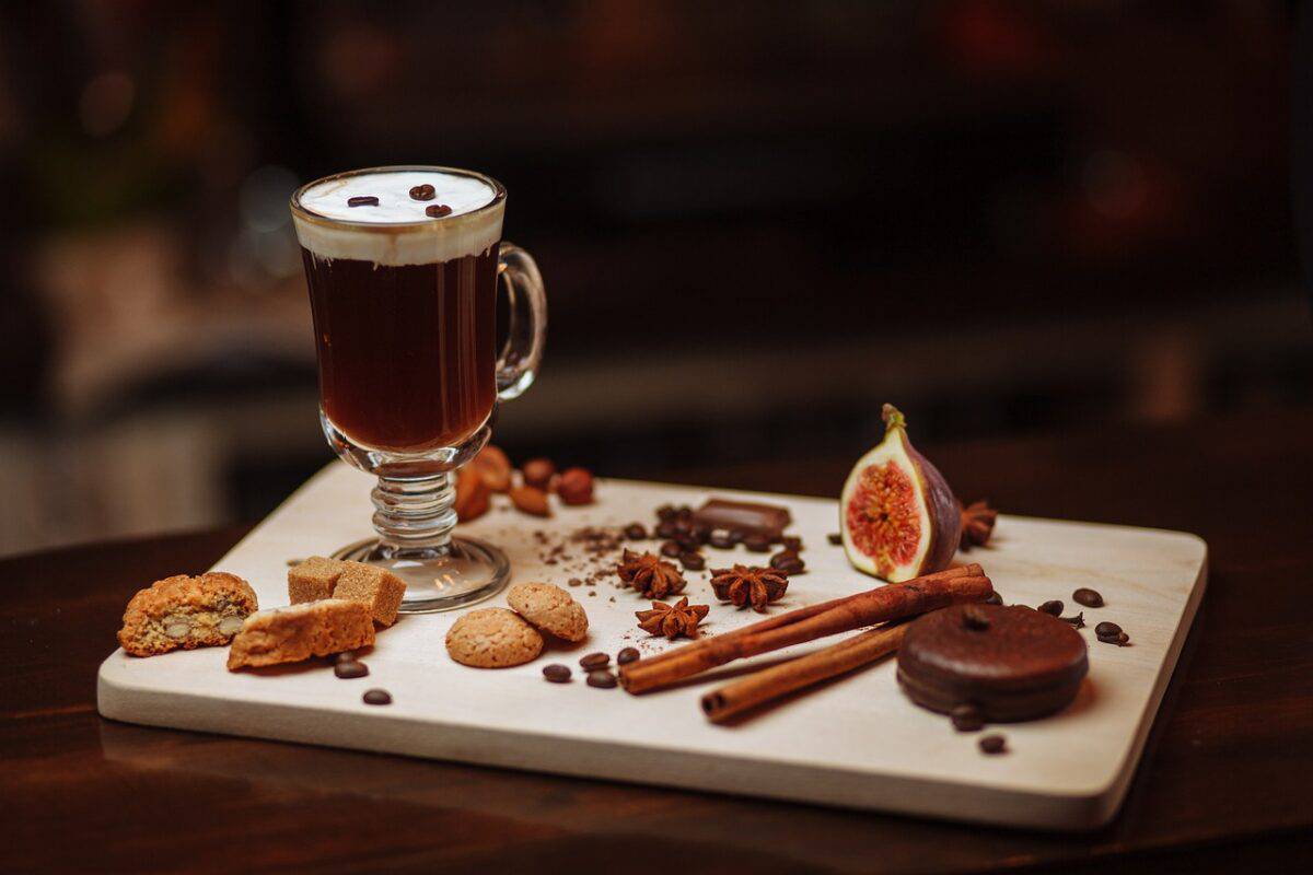 Découvrez l'histoire fascinante de l'Irish Coffee : origines et tradition du célèbre cocktail