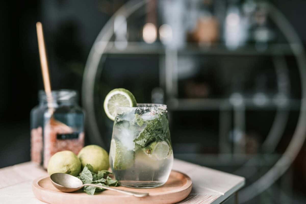 Découverte des racines cubaines du mojito : histoire et recette d'un cocktail mythique