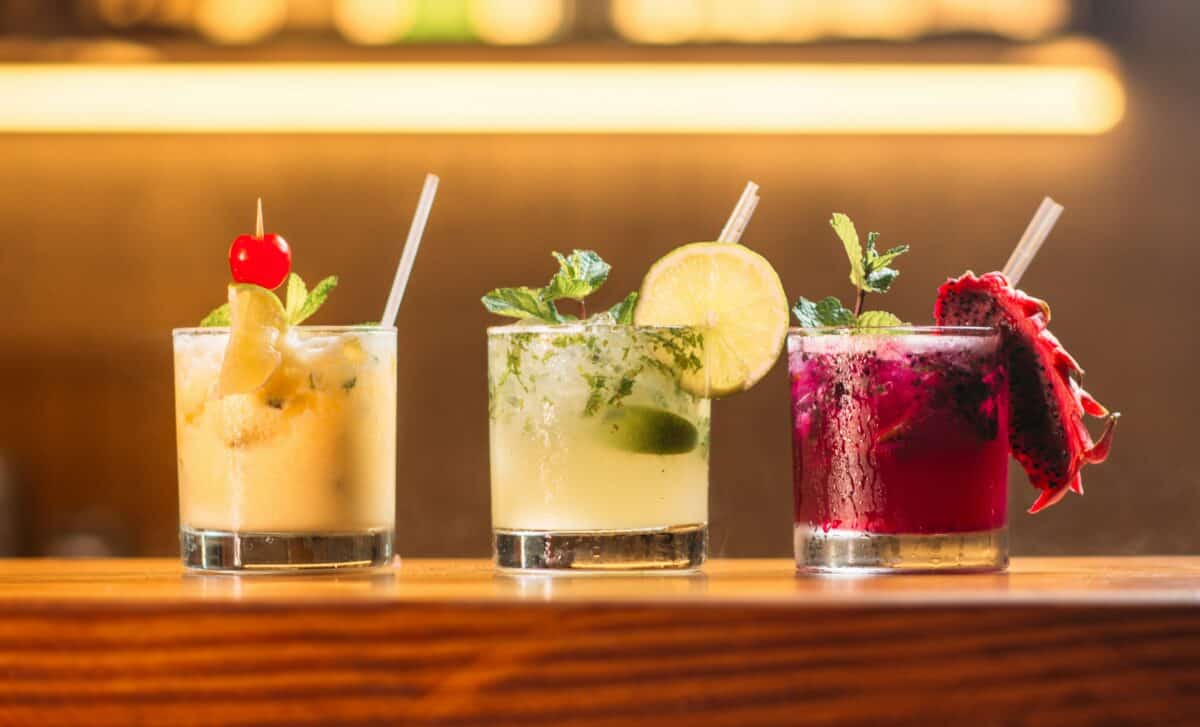 Découverte des racines cubaines du mojito : histoire et recette d'un cocktail mythique