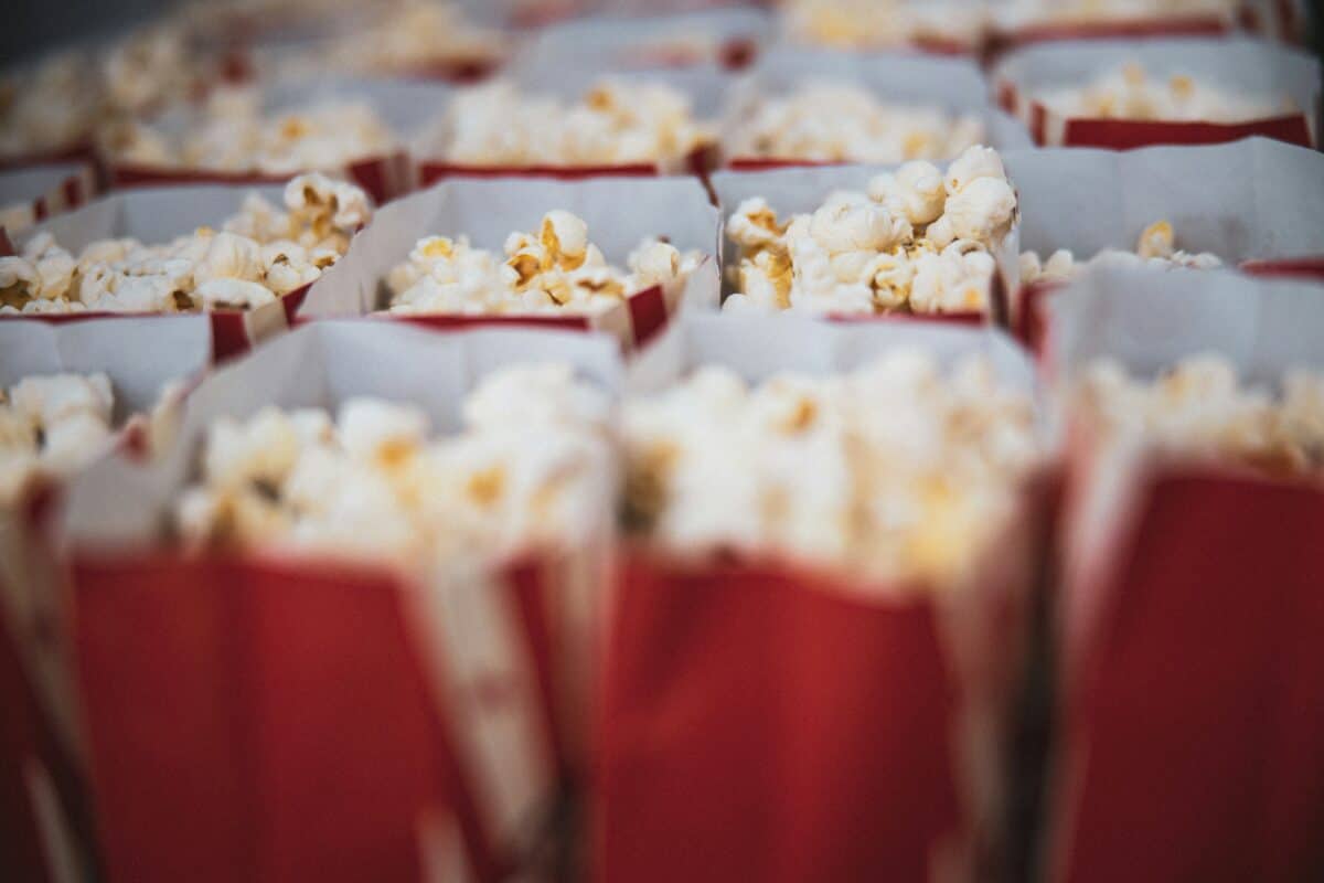 L'histoire fascinante de l'arrivée du popcorn dans les salles de cinéma : entre tradition et gourmandise