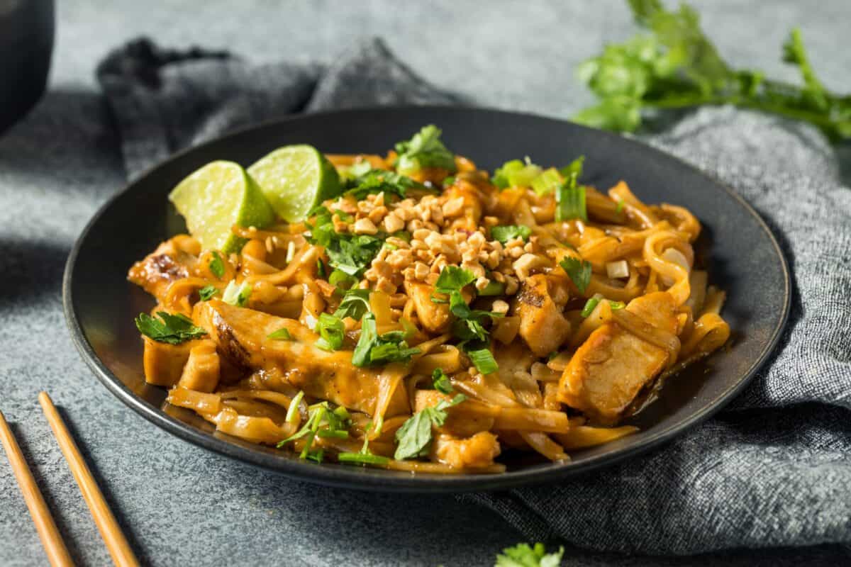 Pad thaï au poulet asiatique fait maison
