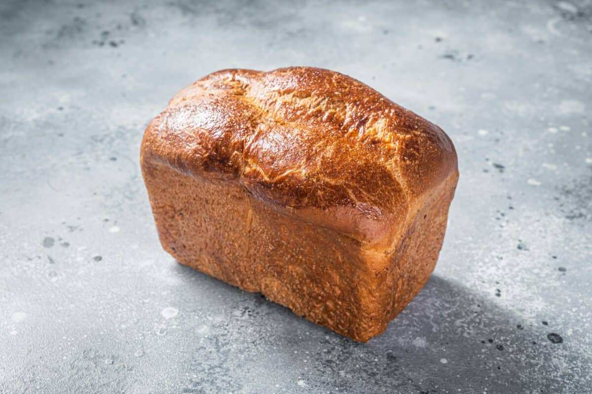 Pain brioché tressé fait maison. Fond gris. Vue de dessus