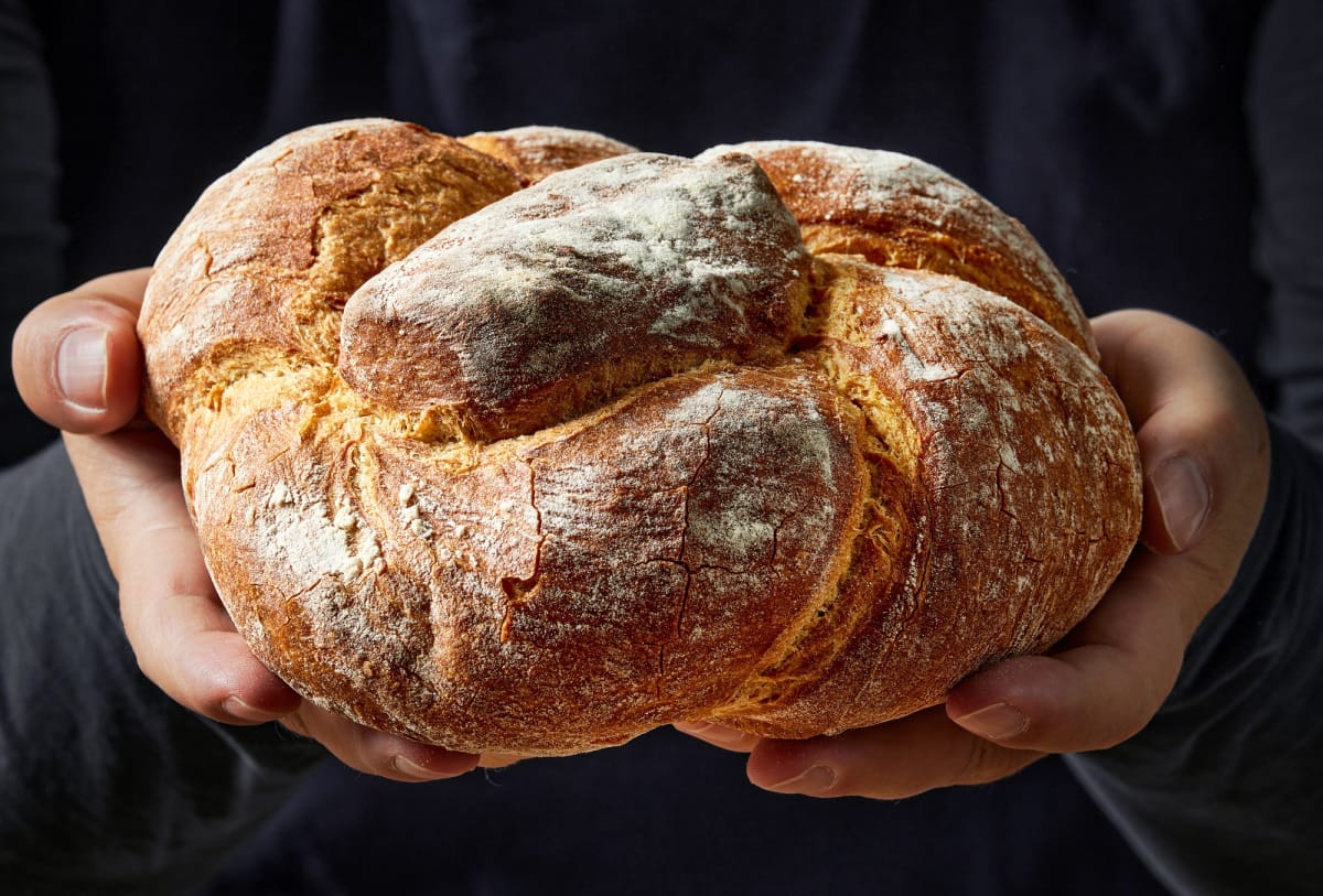 pain fraîchement cuit dans les mains