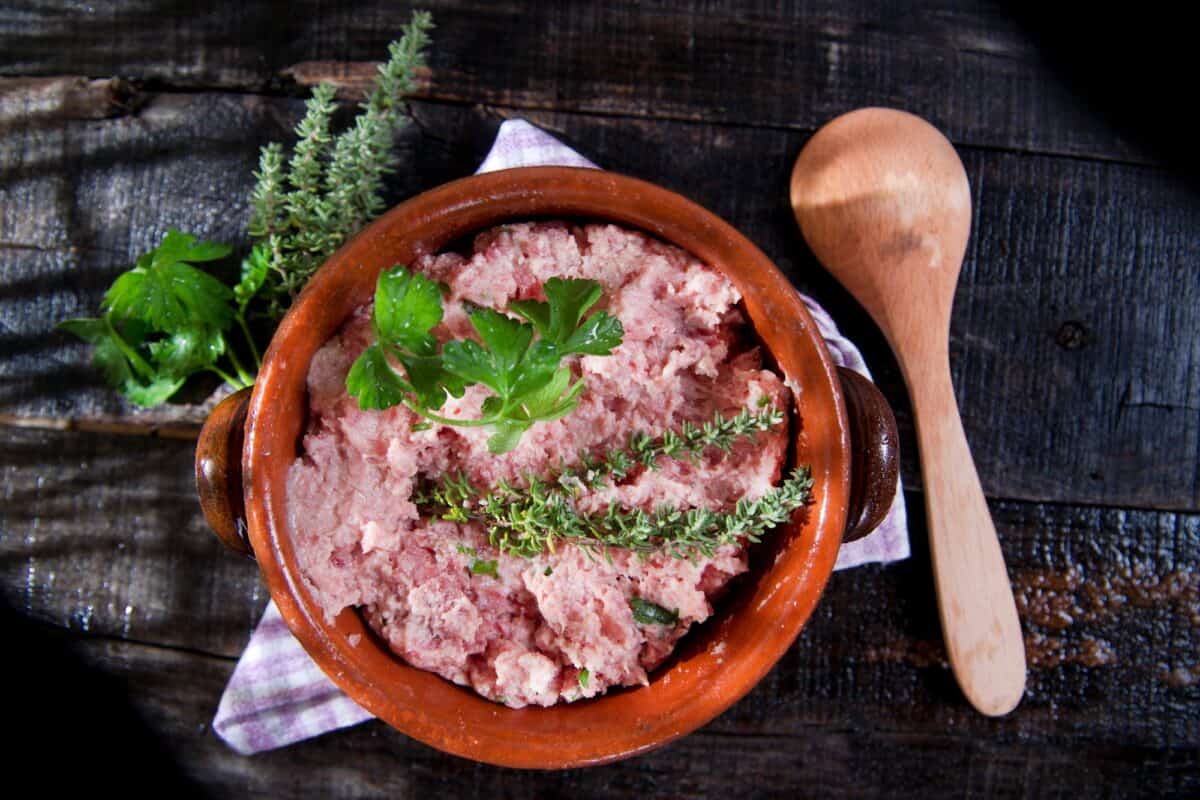 Pâte crue fourrée à la viande