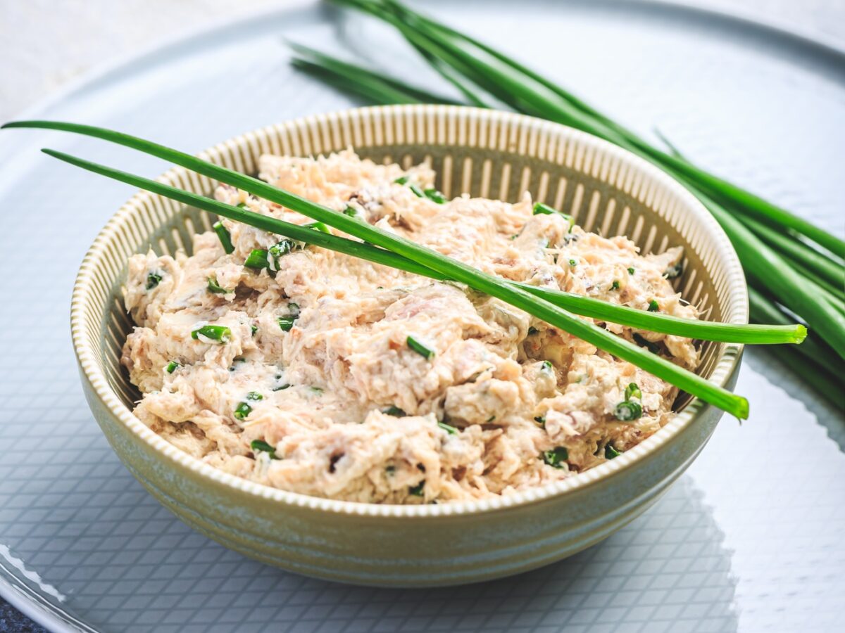 Pâté de poisson frais fait maison, thon et saumon à la ciboulette