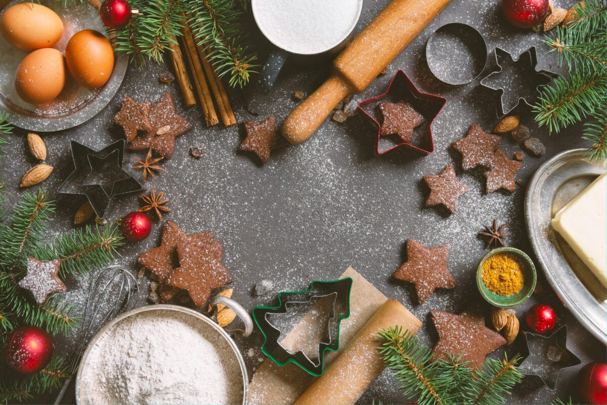 Pâtisserie de Noël ou du Nouvel An aux branches de sapin