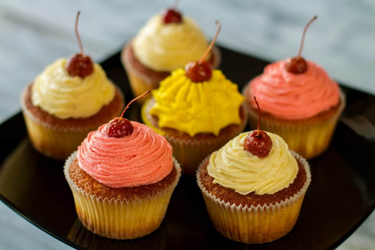 Petits gâteaux brillants aux cerises