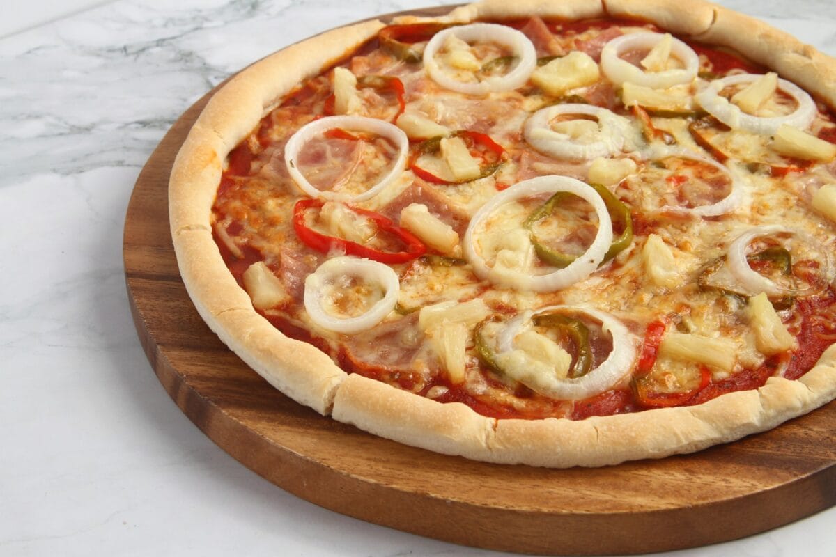 Pizza hawaïenne fraîchement cuite