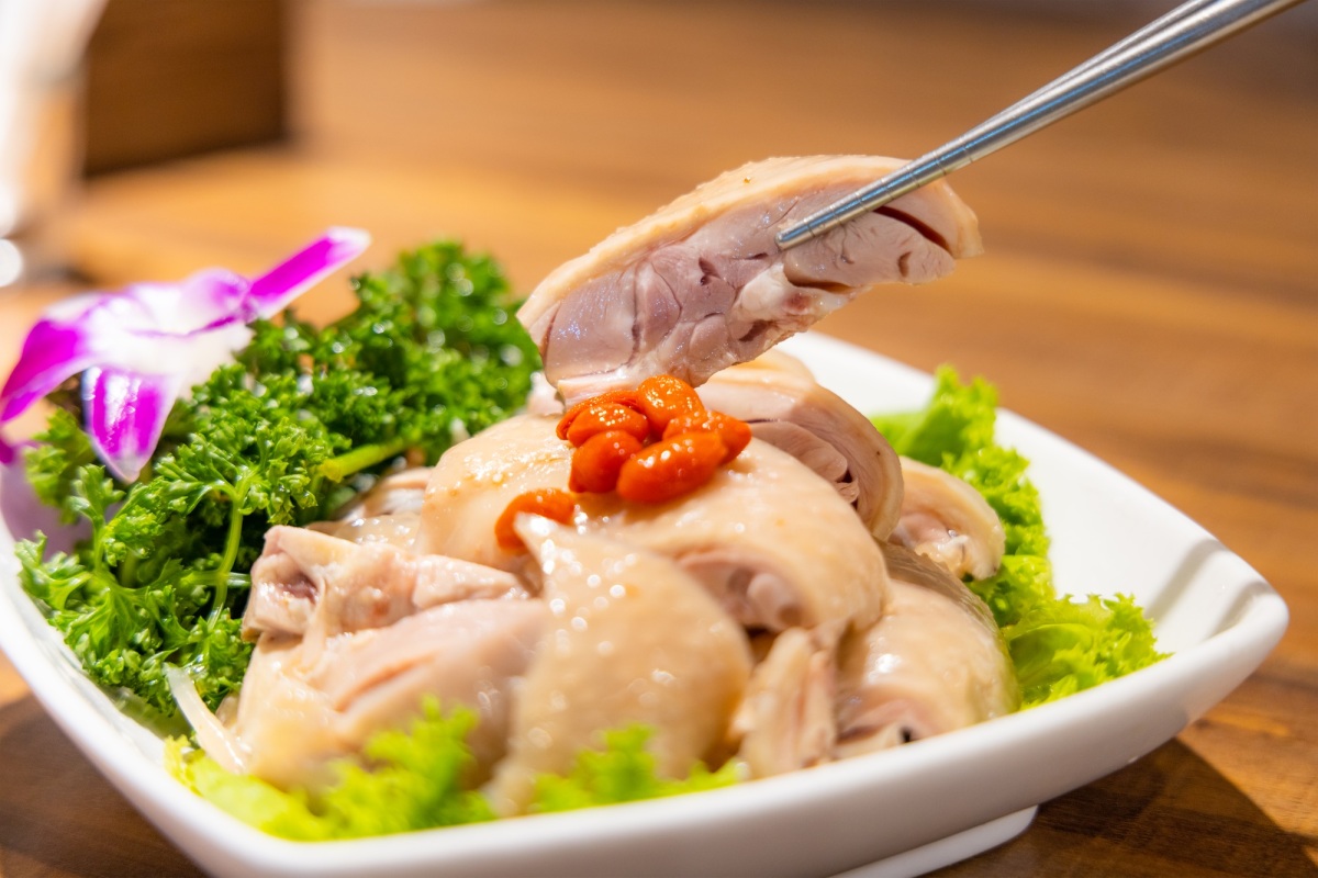 Plat de poulet froid cuit à la vapeur dans un restaurant