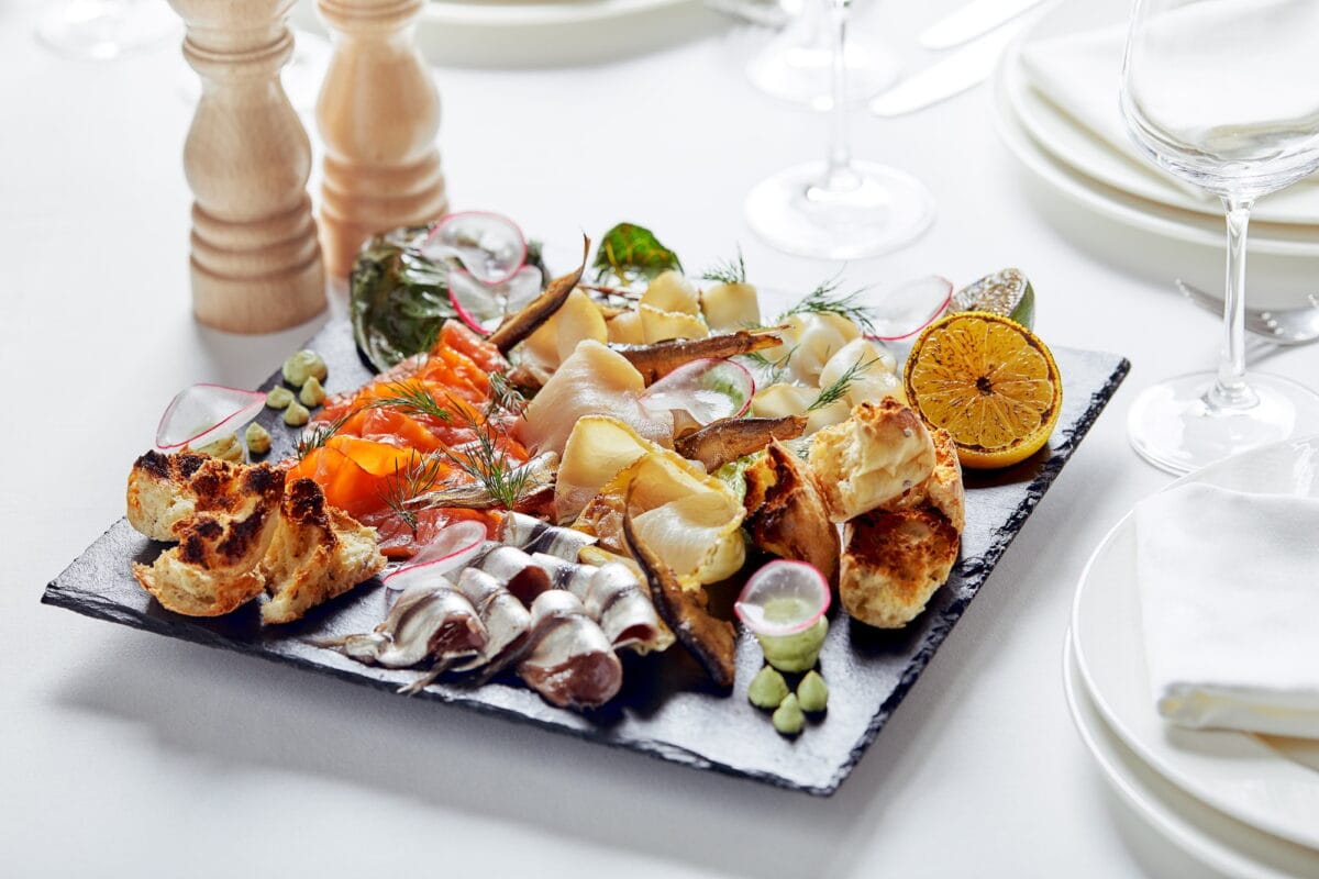plateau de fruits de mer. Assortiment de délicieux fruits de mer et de légumes. Fond blanc