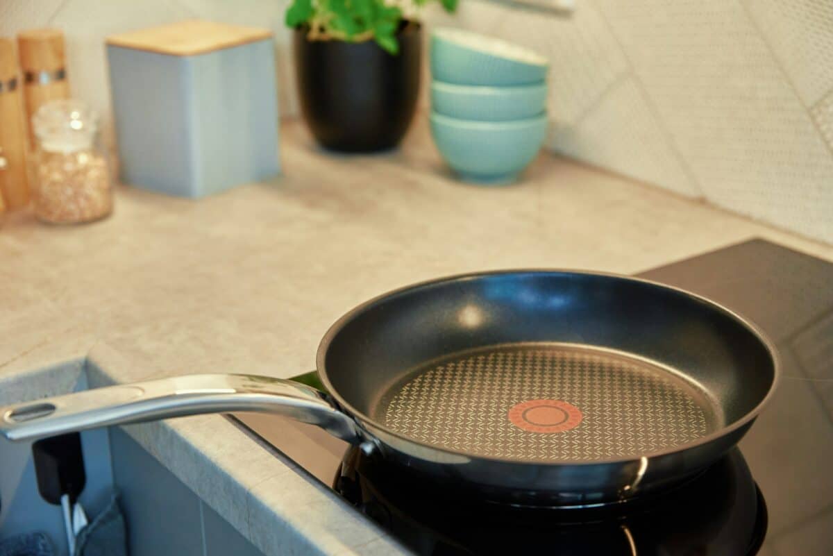 Poêle à frire sur la plaque à induction de la cuisine